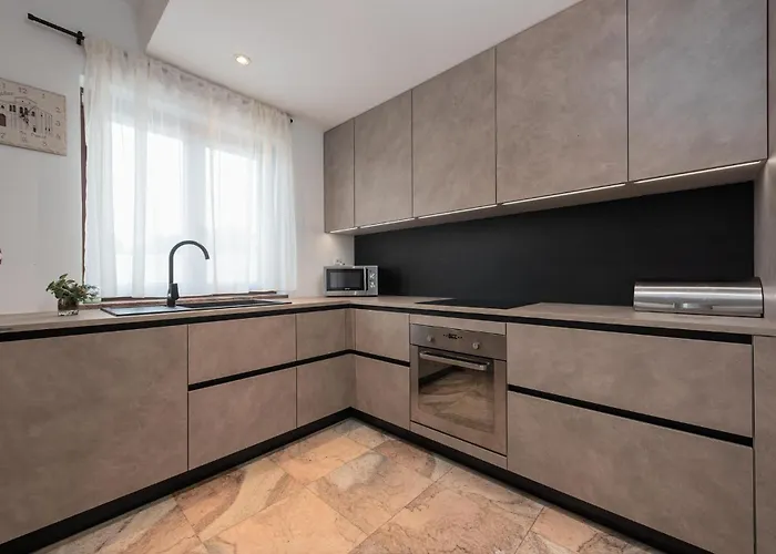 Gorgeous In Преко